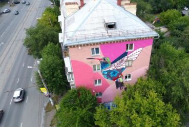 Граффити на здании. Рисунок Колибри