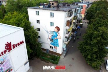 Девочка с большими ножницами