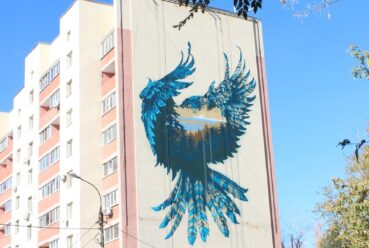 Орел с изображением природы на груди