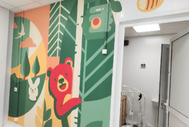 Художественное оформление новой детской поликлиники в Карталах