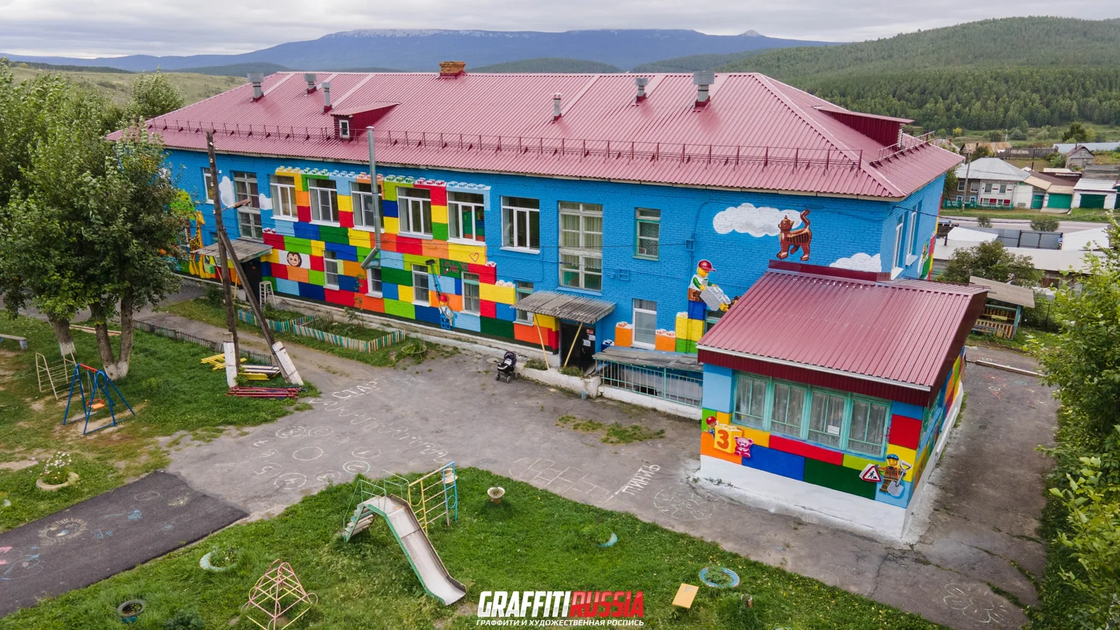 Цветные блоки и персонажи на углу здания