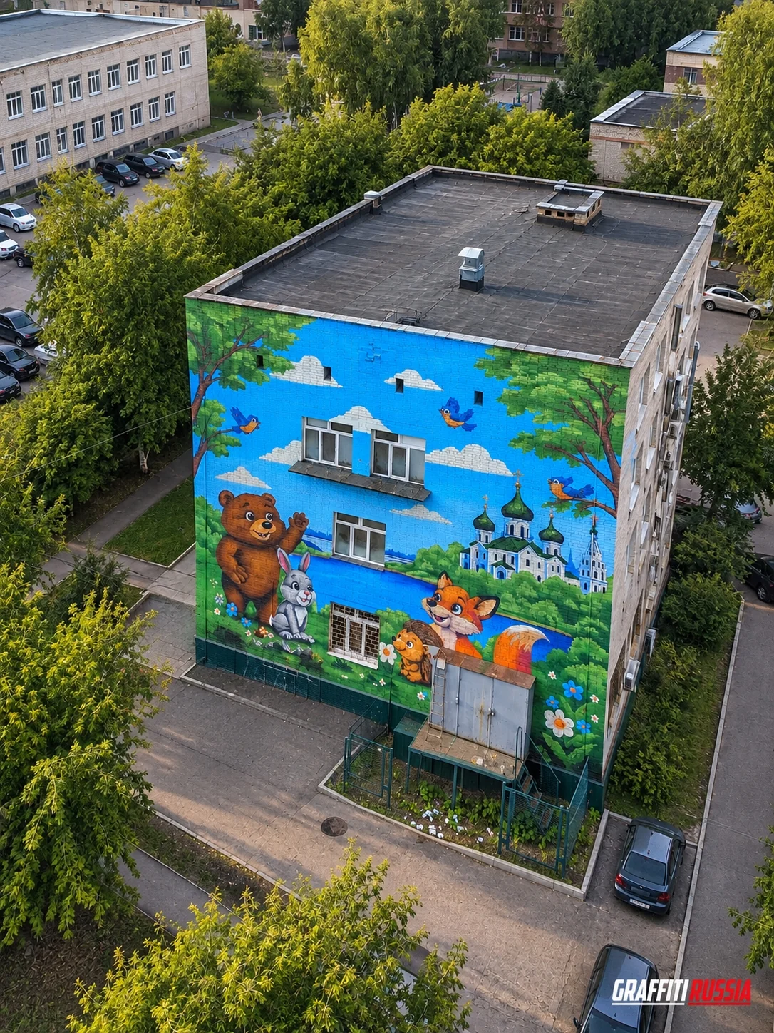 Сказочные персонажи и пейзаж на фасаде
